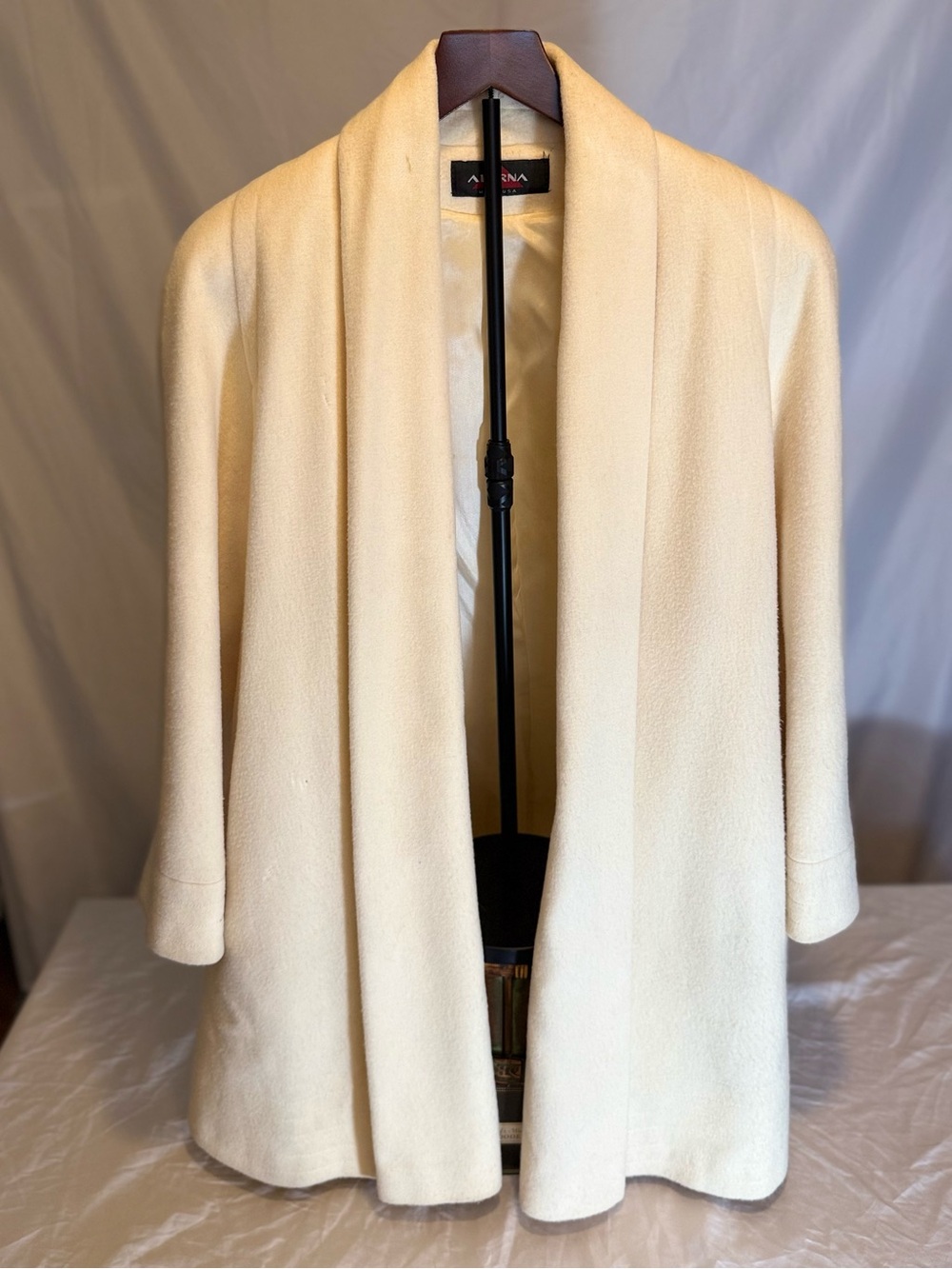 Vintage Woman’s Butter Yellow Shawl-Collar Wool Blend Cape Coat Size Medium (OC)